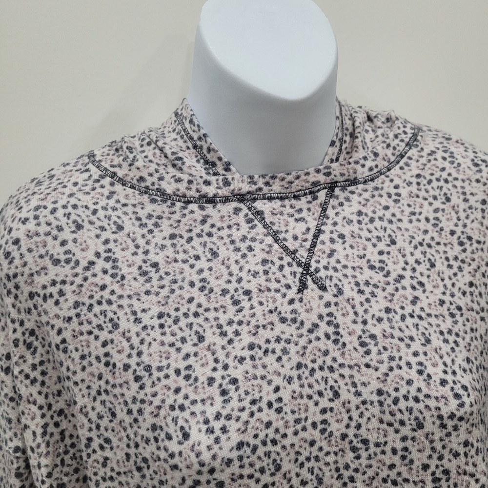 2/$20 Urban Romantics Grey & Pink Hoodie Top Blouse Size: M - Picture 2 of 7